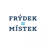 Tmavě modré logo partnerského města se stylizovanou vlnkou a názvem ve dvou řádcích, dekorativní grafika
